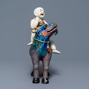 Une figure de Bouddha et une d'un garçon sur un kylin en porcelaine de Chine famille rose, 19ème — photo 8