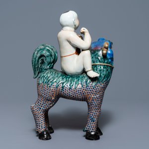 Une figure de Bouddha et une d'un garçon sur un kylin en porcelaine de Chine famille rose, 19ème — photo 9