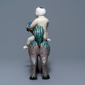Une figure de Bouddha et une d'un garçon sur un kylin en porcelaine de Chine famille rose, 19ème — photo 10