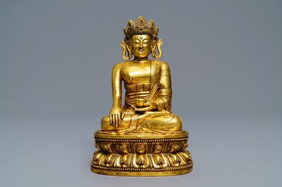 Une figure de Bouddha Shakyamuni en bronze doré, Sino-Tibet, 17/18ème