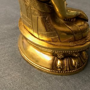 Une figure de Bouddha Shakyamuni en bronze doré, Sino-Tibet, 17/18ème — photo 22