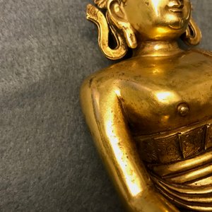 Une figure de Bouddha Shakyamuni en bronze doré, Sino-Tibet, 17/18ème — photo 10