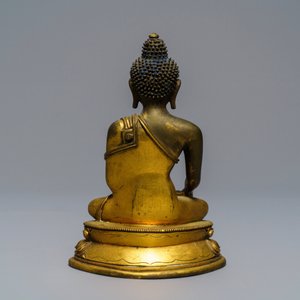 Une figure de Bouddha Shakyamuni en bronze doré, Sino-Tibet, 17/18ème — photo 2