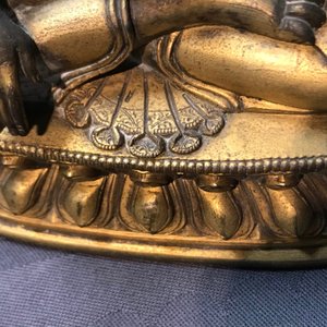Une figure de Bouddha Shakyamuni en bronze doré, Sino-Tibet, 17/18ème — photo 8