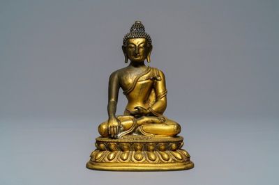 Une figure de Bouddha Shakyamuni en bronze doré, Sino-Tibet, 17/18ème
