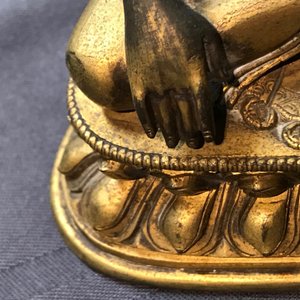 Une figure de Bouddha Shakyamuni en bronze doré, Sino-Tibet, 17/18ème — photo 9