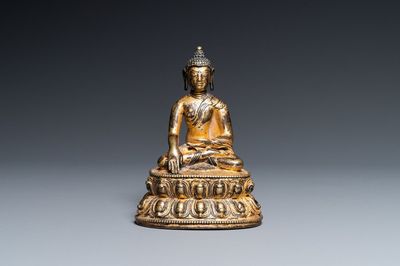 Une figure de Bouddha Shakyamuni en bronze doré, Sino-Tibet, 17ème