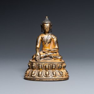 Une figure de Bouddha Shakyamuni en bronze doré, Sino-Tibet, 17ème — photo 1