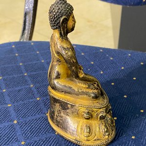 Une figure de Bouddha Shakyamuni en bronze doré, Sino-Tibet, 17ème — photo 11