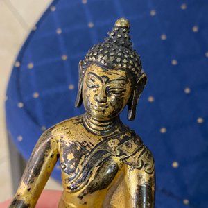 Une figure de Bouddha Shakyamuni en bronze doré, Sino-Tibet, 17ème — photo 14