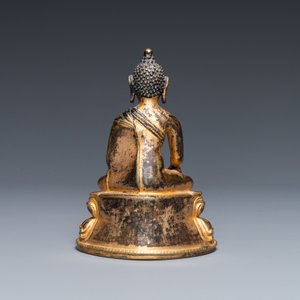 Une figure de Bouddha Shakyamuni en bronze doré, Sino-Tibet, 17ème — photo 4
