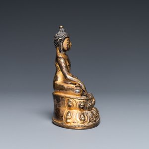 Une figure de Bouddha Shakyamuni en bronze doré, Sino-Tibet, 17ème — photo 5