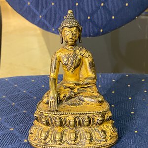 Une figure de Bouddha Shakyamuni en bronze doré, Sino-Tibet, 17ème — photo 8