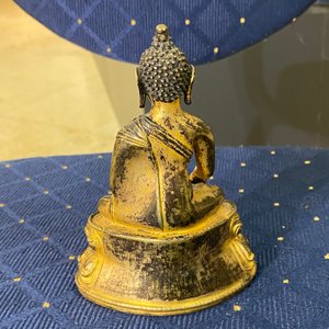 Une figure de Bouddha Shakyamuni en bronze doré, Sino-Tibet, 17ème — photo 10