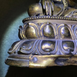 Une figure de Bouddha Shakyamuni en bronze doré, Tibet, 14/15ème — photo 13