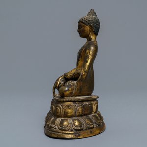 Une figure de Bouddha Shakyamuni en bronze doré, Tibet, 14/15ème — photo 3