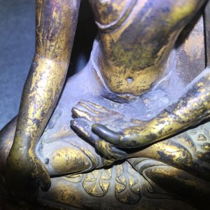 Une figure de Bouddha Shakyamuni en bronze doré, Tibet, 14/15ème — photo 31