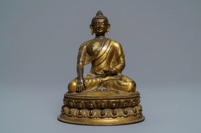 Une figure de Bouddha Shakyamuni en bronze doré, Tibet, 15/16ème