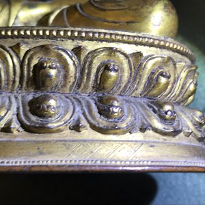 Une figure de Bouddha Shakyamuni en bronze doré, Tibet, 15/16ème — photo 17