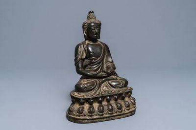 Une figure de Bouddha Shakyamuni en bronze, Ming