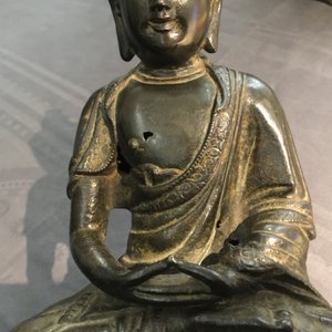 Une figure de Bouddha Shakyamuni en bronze, Ming — photo 9