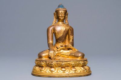 Une figure de Bouddha Shakyamuni en cuivre doré, 17/18ème