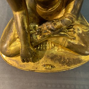 Une figure de Bouddha Shakyamuni en cuivre doré, 17/18ème — photo 11