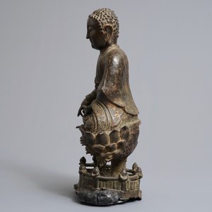 Une figure de Bouddha Shakyamuni sur trône de lotus en bronze, Chine, Ming — photo 4
