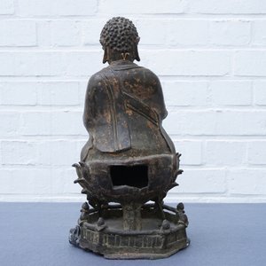 Une figure de Bouddha Shakyamuni sur trône de lotus en bronze, Chine, Ming — photo 9
