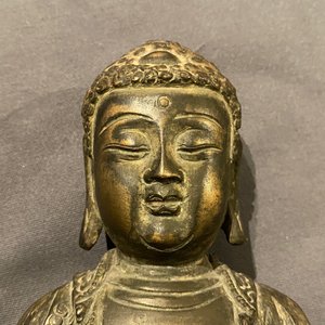 Une figure de Bouddha sur trône de lotus en bronze, Chine, Ming — photo 13