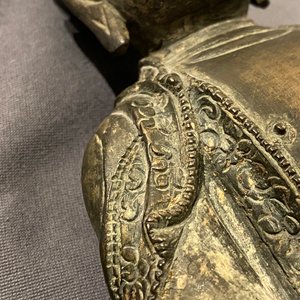 Une figure de Bouddha sur trône de lotus en bronze, Chine, Ming — photo 15