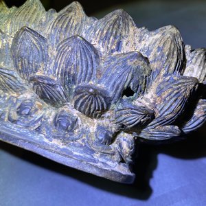 Une figure de Bouddha sur trône de lotus en bronze, Chine, Ming — photo 26