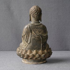 Une figure de Bouddha sur trône de lotus en bronze, Chine, Ming — photo 9