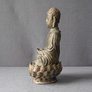 Une figure de Bouddha sur trône de lotus en bronze, Chine, Ming — photo 10