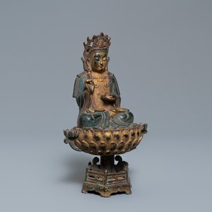 Une figure de Bouddha sur trône de lotus en bronze doré et polychrome, Chine, Qing — photo 1