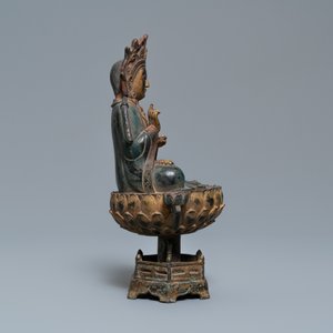 Une figure de Bouddha sur trône de lotus en bronze doré et polychrome, Chine, Qing — photo 3