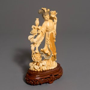 Une figure de Chang'e en ivoire sculpté, Chine, 1ère moitié du 20ème — photo 5