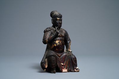 Une figure de Guan Yu en bois laqué et doré, Chine, Ming
