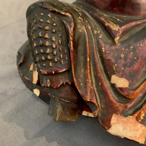 Une figure de Guan Yu en bois laqué et doré, Chine, Ming — photo 15