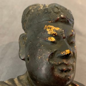 Une figure de Guan Yu en bois laqué et doré, Chine, Ming — photo 24