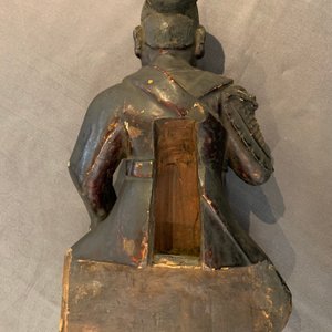 Une figure de Guan Yu en bois laqué et doré, Chine, Ming — photo 27
