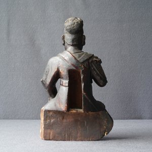 Une figure de Guan Yu en bois laqué et doré, Chine, Ming — photo 10
