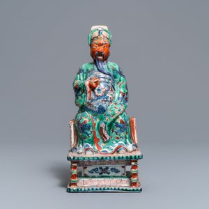 Une figure de Guan Yu en porcelaine de Chine wucai, Ming — photo 2