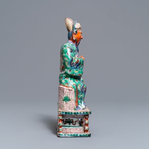 Une figure de Guan Yu en porcelaine de Chine wucai, Ming — photo 3