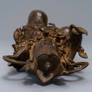 Une figure de Guandi en bronze sur socle en bois, Chine, 18/19ème — photo 8