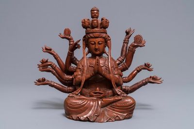Une figure de Guanyin à douze bras en bois huangyan, Chine, République, 20ème