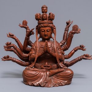 Une figure de Guanyin à douze bras en bois huangyan, Chine, République, 20ème — photo 1