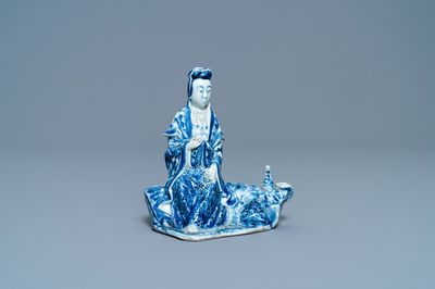 Une figure de Guanyin assise en porcelaine de Chine en bleu et blanc, 19ème