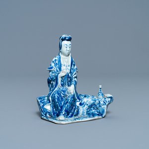 Une figure de Guanyin assise en porcelaine de Chine en bleu et blanc, 19ème — photo 1