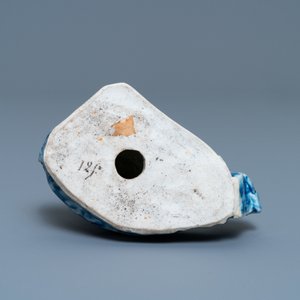 Une figure de Guanyin assise en porcelaine de Chine en bleu et blanc, 19ème — photo 7